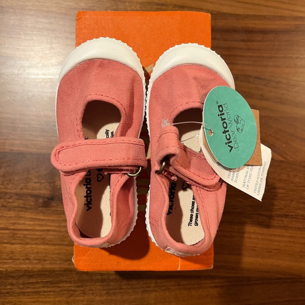 NWT Victoria Canvas Shoes 22